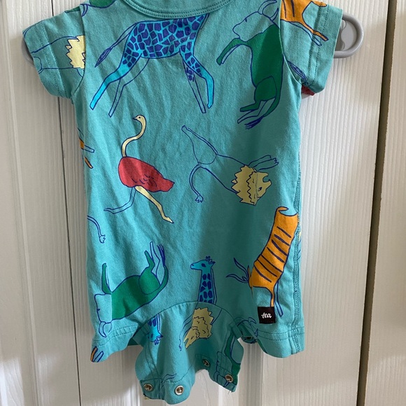 Two Tea Collection rompers in size 0-3 months - Picture 3 of 7